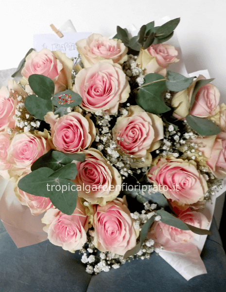Bouquet  essenziale di roselline rosa e gypsophila