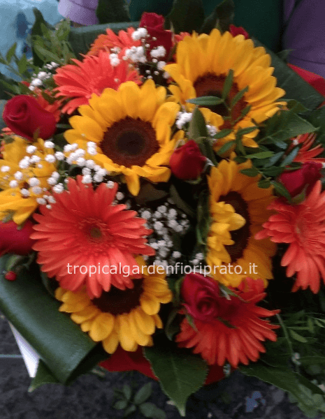 Bouquet essenziale di gerbere, girasoli e rose