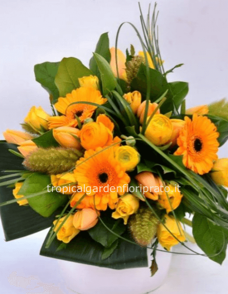 Bouquet essenziale con fiori giallo assortiti
