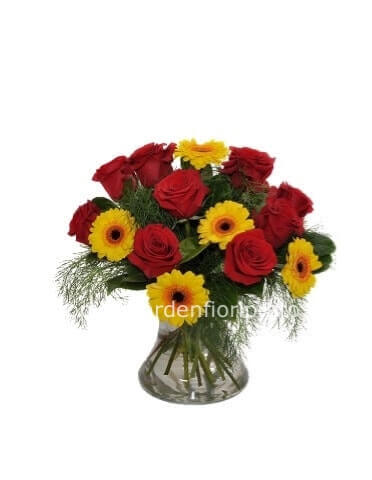 Bouquet essenziale  di rose rosse e gerbere