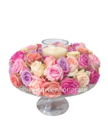 Centrotavola essenziale di rose e candela