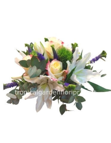 Centrotavola essenziale con rose e lilium