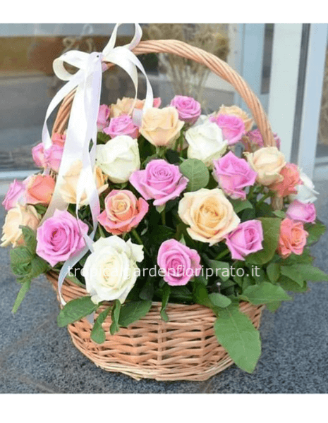 Cesto di 12 rose colori assortiti