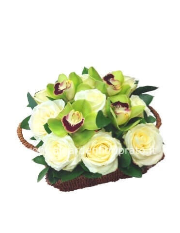 Cestino essenziale di rose con orchidee