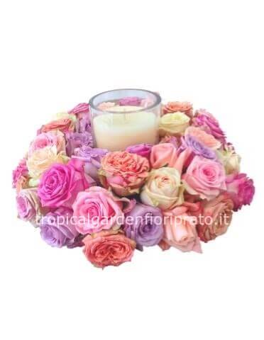 Composizione essenziale di rose centrotavola con candela