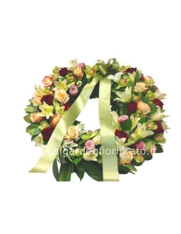 Corona funebre essenziale tonalità verde, bianco, giallo chiaro, rose rosse e con fiori di stagione