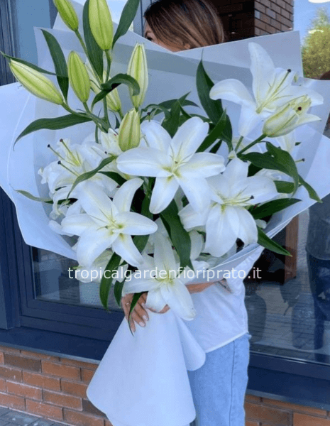 Mazzo lungo essenziale di lilium bianchi