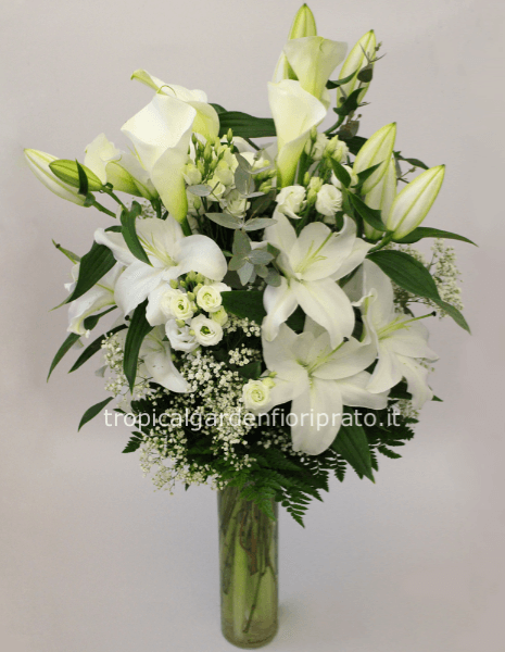 Mazzo lungo essenziale di fiori di lilium bianchi e fiori di stagione