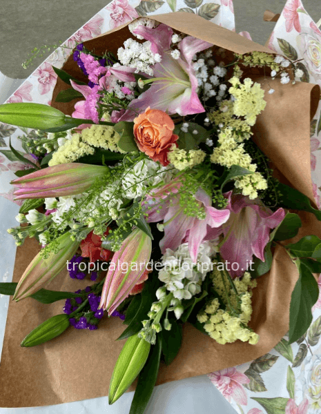 Mazzo con lilium  e fiori di stagione ,colori misti tenui