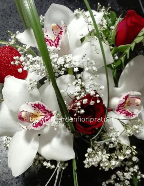 Composizione essenziale con rose rosse e orchidee