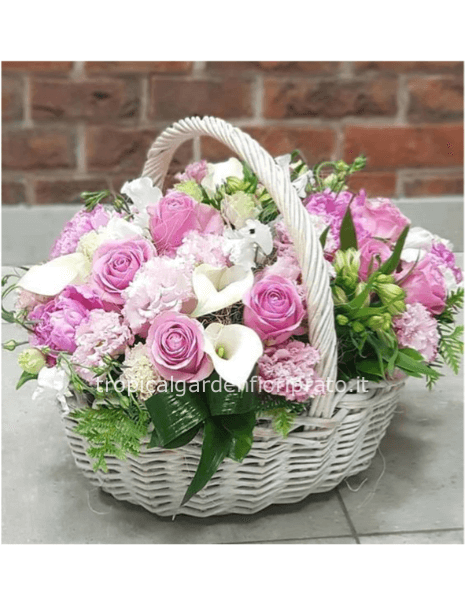 Cestino essenziale con rose, fiori di stagione e verde pregiato