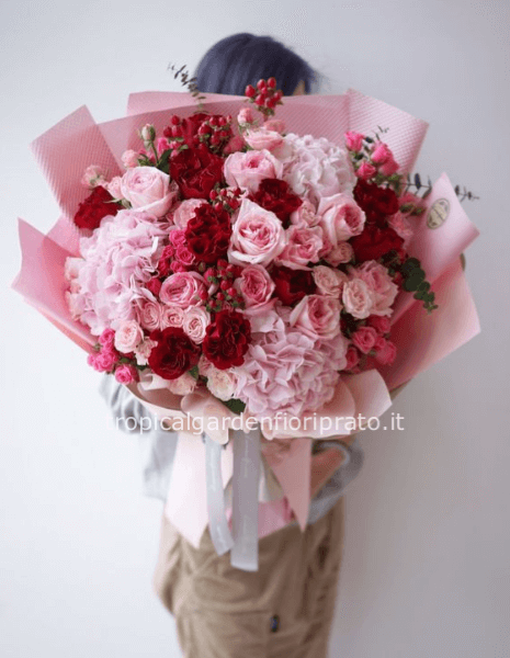 Bouquet maxi Deluxe di rose tonalità rosso, rosa (prevalente) e fiori di stagione