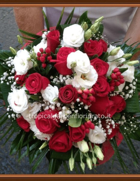 Bouquet di rose rosse e lisianthus.