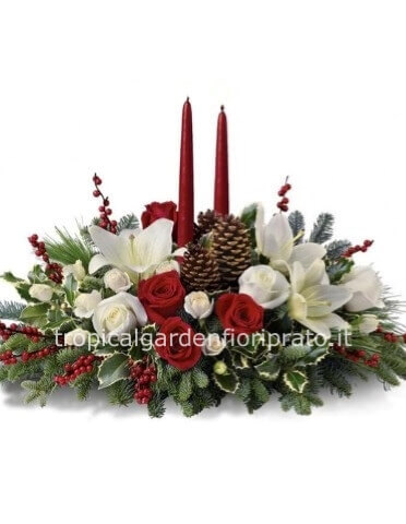 Composizione natalizia essenziale rettango con rose e fiori  bianchi/rossi, candele, abete e decori