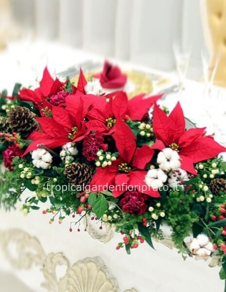 Composizione centrotavola rettangolare essenziale con abete , fiori di stella ,pigne e fiocco