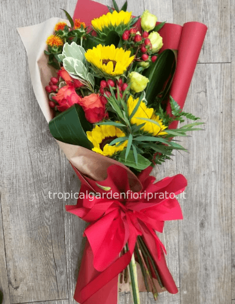 Mazzo di girasoli, rose colore arancio e fiori di stagione