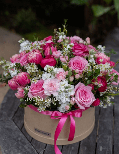Cappelliera con rose e fiori di stagione colori rosa, diametro 20 cm