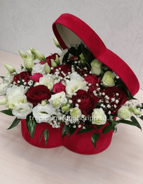 Scatola cuore con rose rosse e fiori bianchi, 23 cm