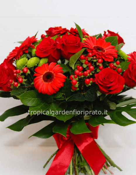 Bouquet essenziale con fiori rossi