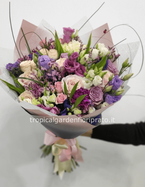 Bouquet essenziale con  fiori colore violetto