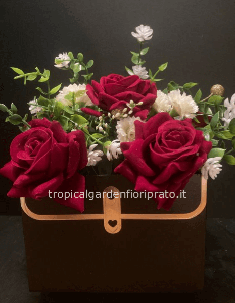Borsetta con rose rosse