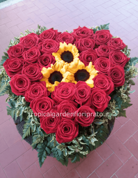 Cuore  20 cm con rose rosse e girasoli