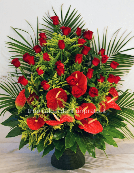 Composizione cesto grande essenziale con rose e anthurium