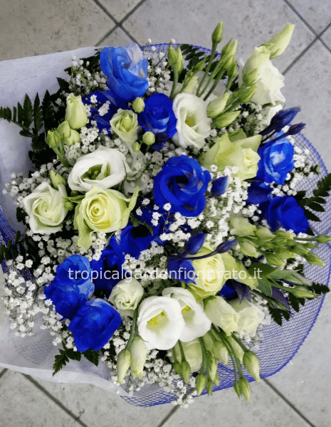 Bouquet essenziale con rose blu e fiori bianchi