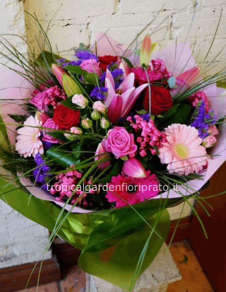 Bouquet misto essenziale con lilium e fiori colorati