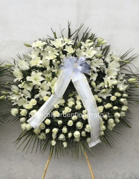 Corona funebre  a Prato con rose e fiori bianchi di stagione