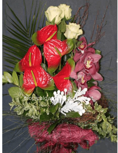 Mazzo di fiori con orchidee, anthurium e rose