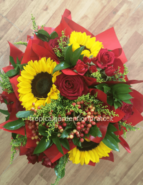 Bouquet essenziale rose rosse, girasoli e bacche