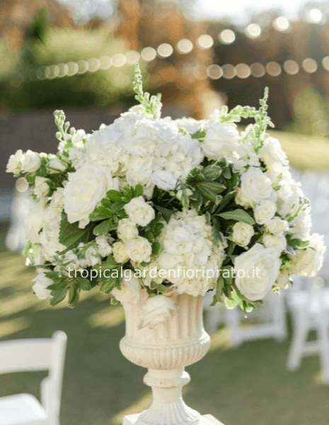  Composizione essenziale romantica  con vaso a coppa