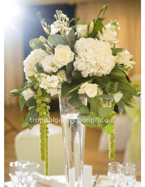 Composizione fiori bianchi con vaso di vetro