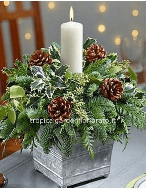 Composizione natalizia naturale essenziale con candela bianca