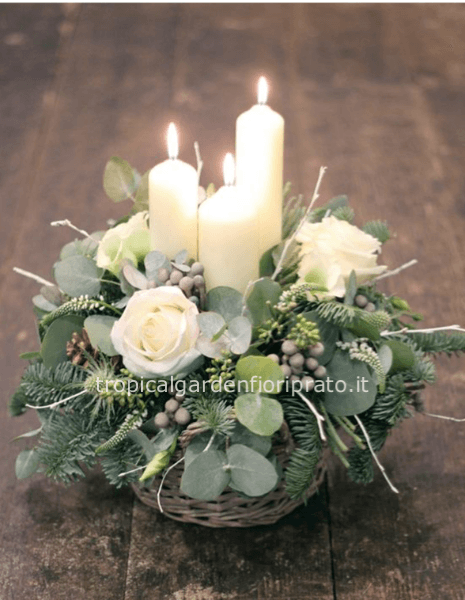 Centrotavola festività naturale con tre candele e tre rose