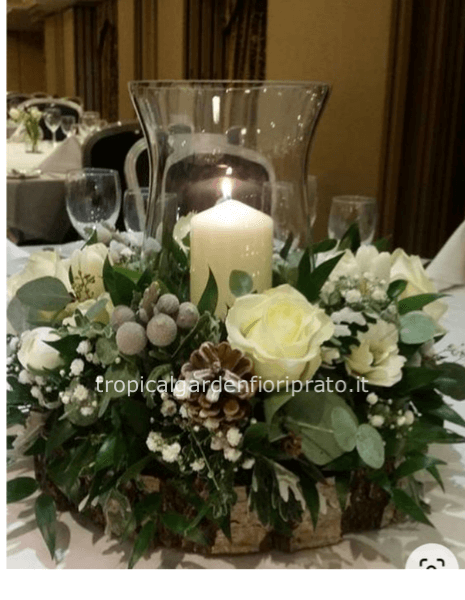 Centrotavola natalizio con candela e vaso di vetro