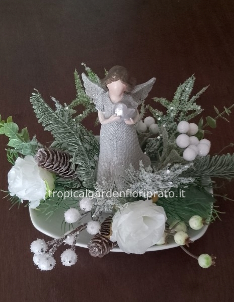 Composizione buone feste con angelo, vassoio in porcellana, ornamenti e rose artificiali