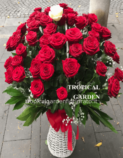 Cesto grande con 50 rose rosse a gambo lungo