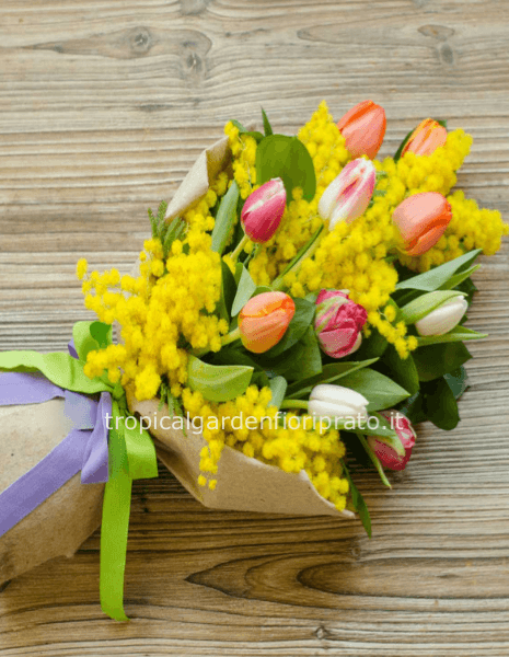 Bouquet essenziale con tulipani e mimosa