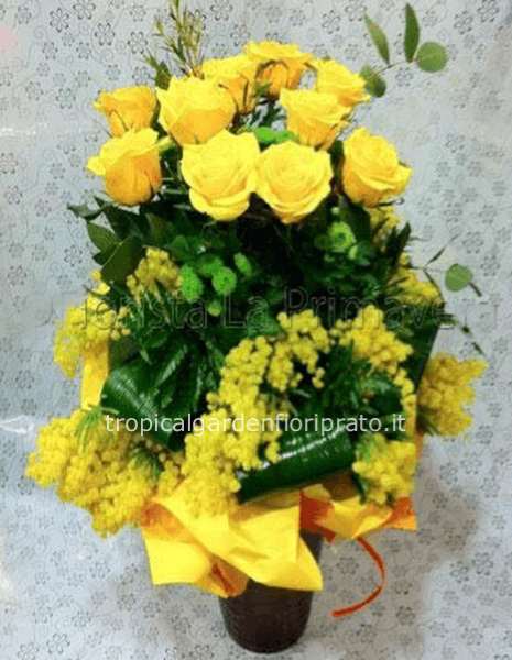 Composizione con 7 rose gialle e mimosa