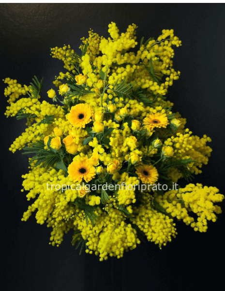 Esplosione di mimosa con rose e fiori misti di colore giallo
