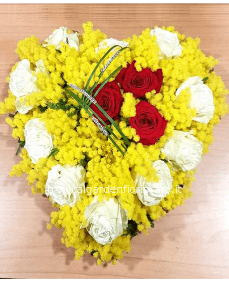 Cuore di mimosa con rose rosse e bianche