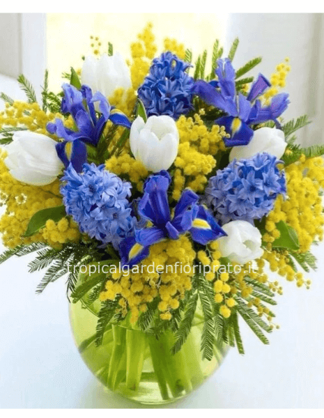 Bouquet essenziale con mimosa, fiori blu e bianchi