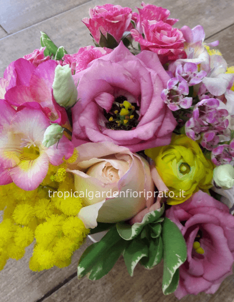 Bouquet essenziale di fiori misti rosa con mimosa