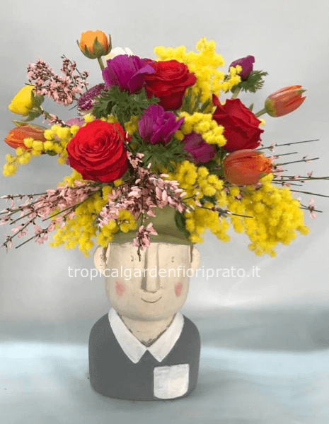 Figura grande con fiori misti