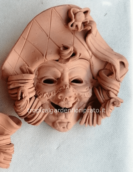 Maschera da appendere in cotto toscano lavorata a mano