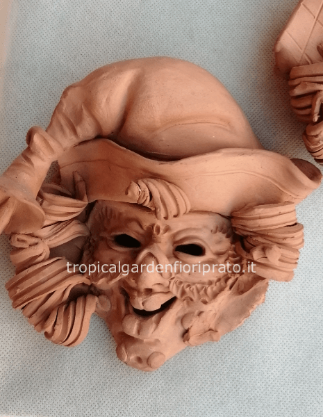 Maschera da appendere in cotto toscano lavorata a mano