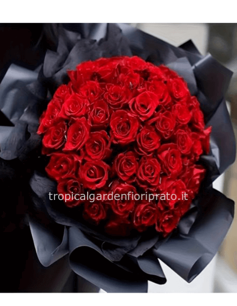 Mazzo compatto con rose rosse a boccio grande