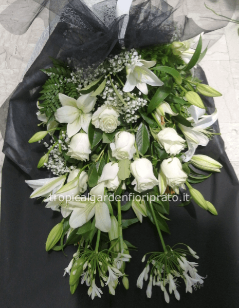 Mazzo di fiori grande essenziale, con fiori bianchi e confezione nera